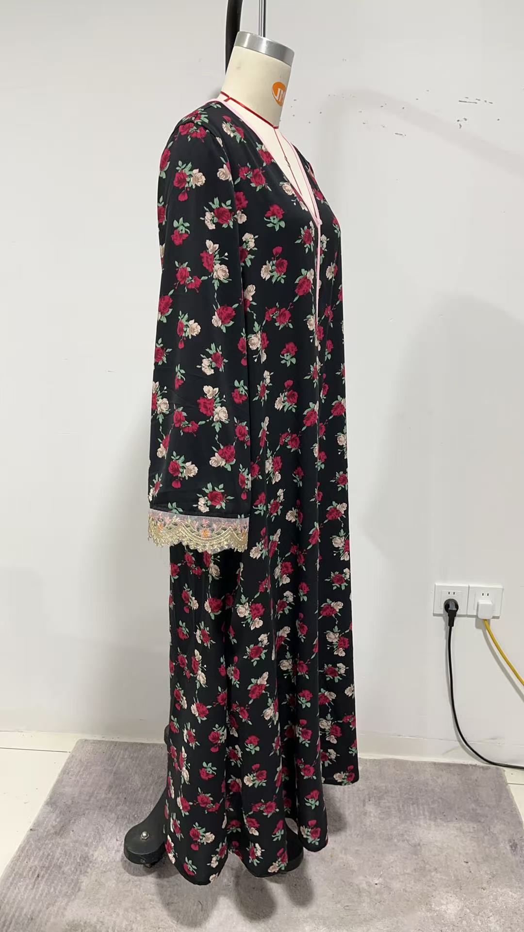 Elegant muslimsk klänning med v-ringning och spetsbroderi_voghion.com