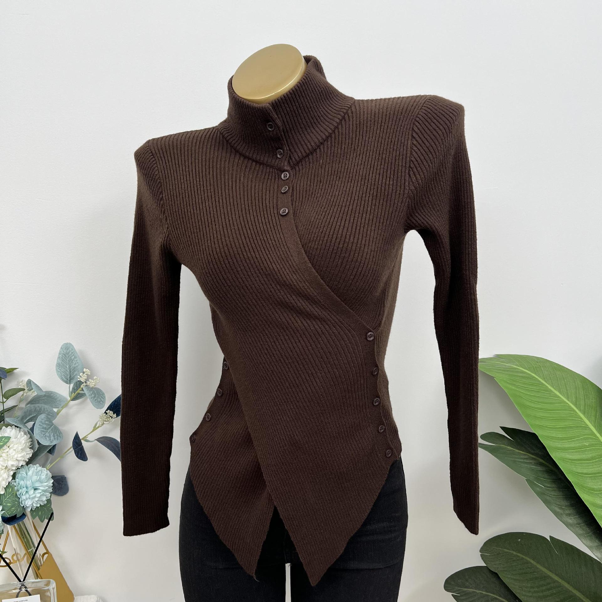 腰を絞めて胸を見せます厚手の高襟秋冬タイプの不規則なスタイルの上着の中にニットの底のシャツの女性2025を掛けます。