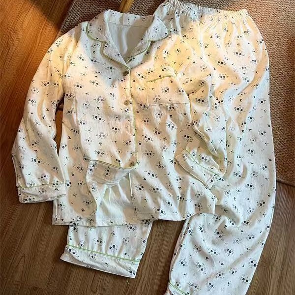 French-Style Floral Pajamas for Women, Autumn and Winter Warm Thickened German Velvet Lapel Set, Home Wear That Can Be Worn Outside French-Style Floral Pajamas for Women, Autumn and Winter Warm Thickened German Velvet Lapel Set, Home Wear That Can Be Worn Outside