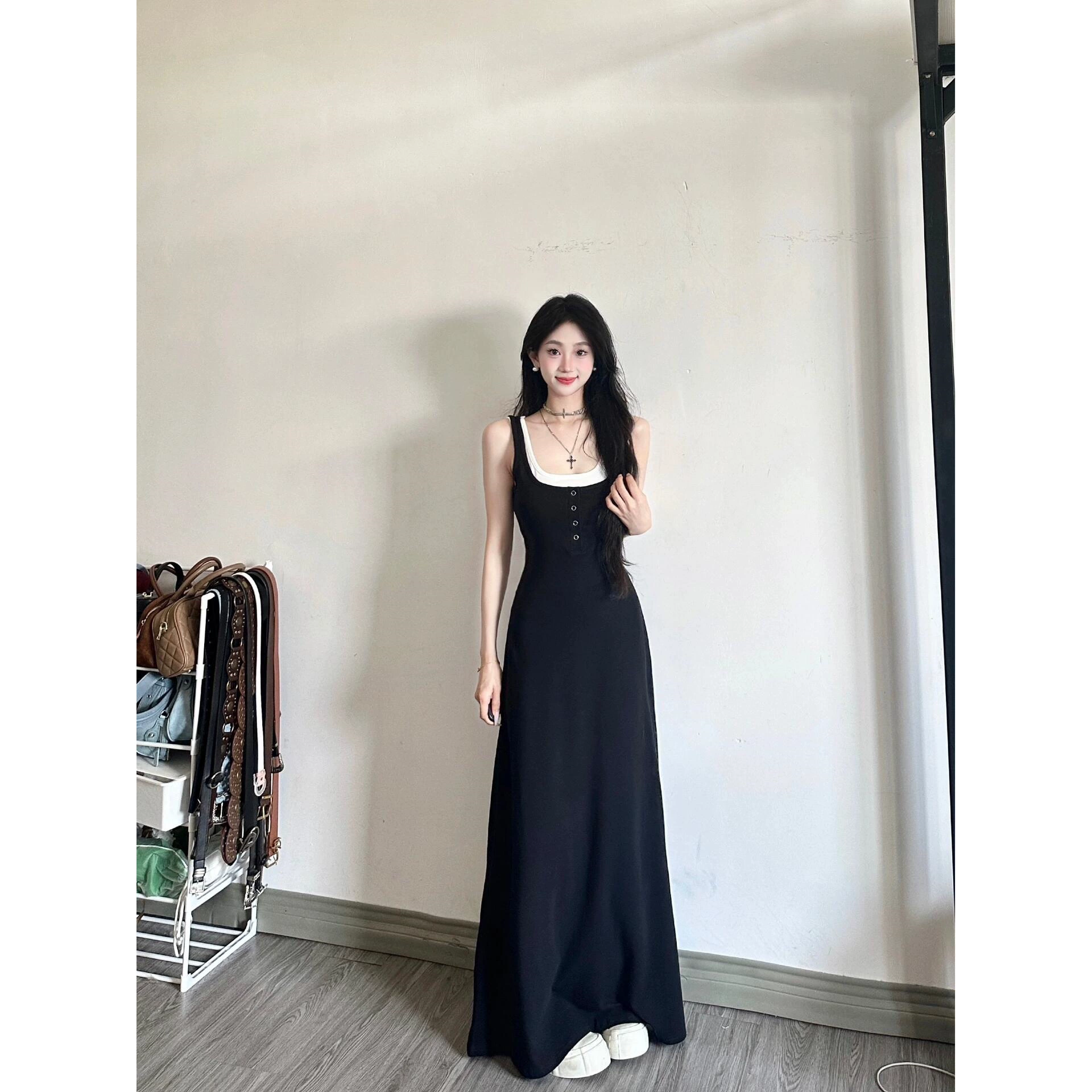 Американская горячая девушка носит черное платье на подтяжках для женщин летом, длинная юбка А-силуэта из двух частей, облегающая талию.