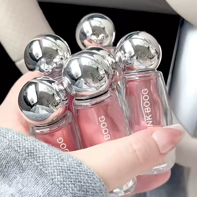 Бальзам для губ? actually lipstick mirror effect? The input: "Bulb, moisturizing lip gloss contains rose, lipstick, mirror effect, does not fade" Translate preserving meaning and format: [Type of product] + [Brand] + [Model] + [1–2 key product features] but we lack brand/model. We should keep similar: