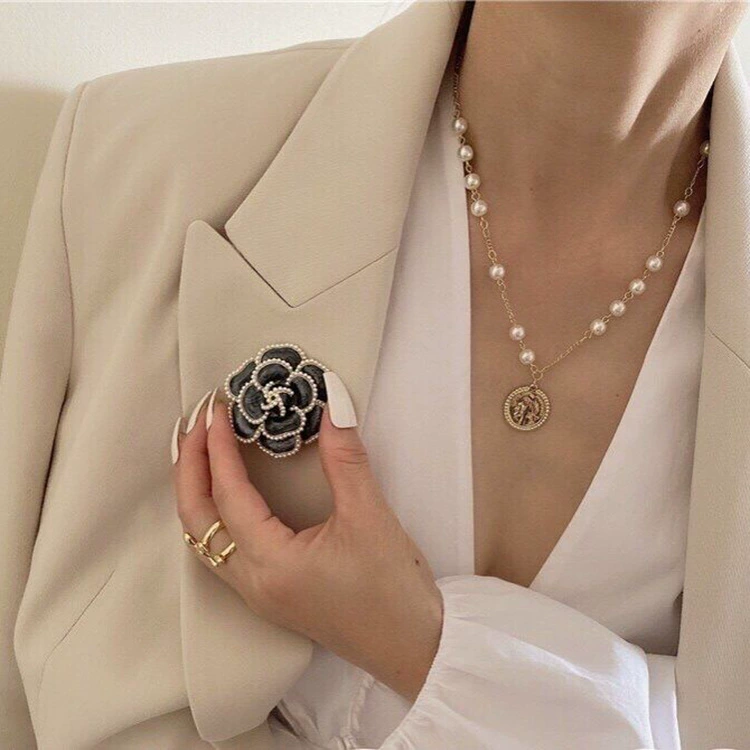 Гребень кузнец Mountain Tea Lapel Pin Brooch, стиль ретро Camellia, эмаль и имитация жемчуга, 4.6 см