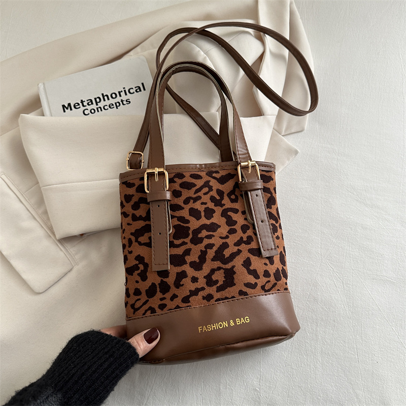 Nicho coreano bolso mate mujeres 2024 nuevo otoño invierno bolso de hombro de alto nivel retro bolso de cubo