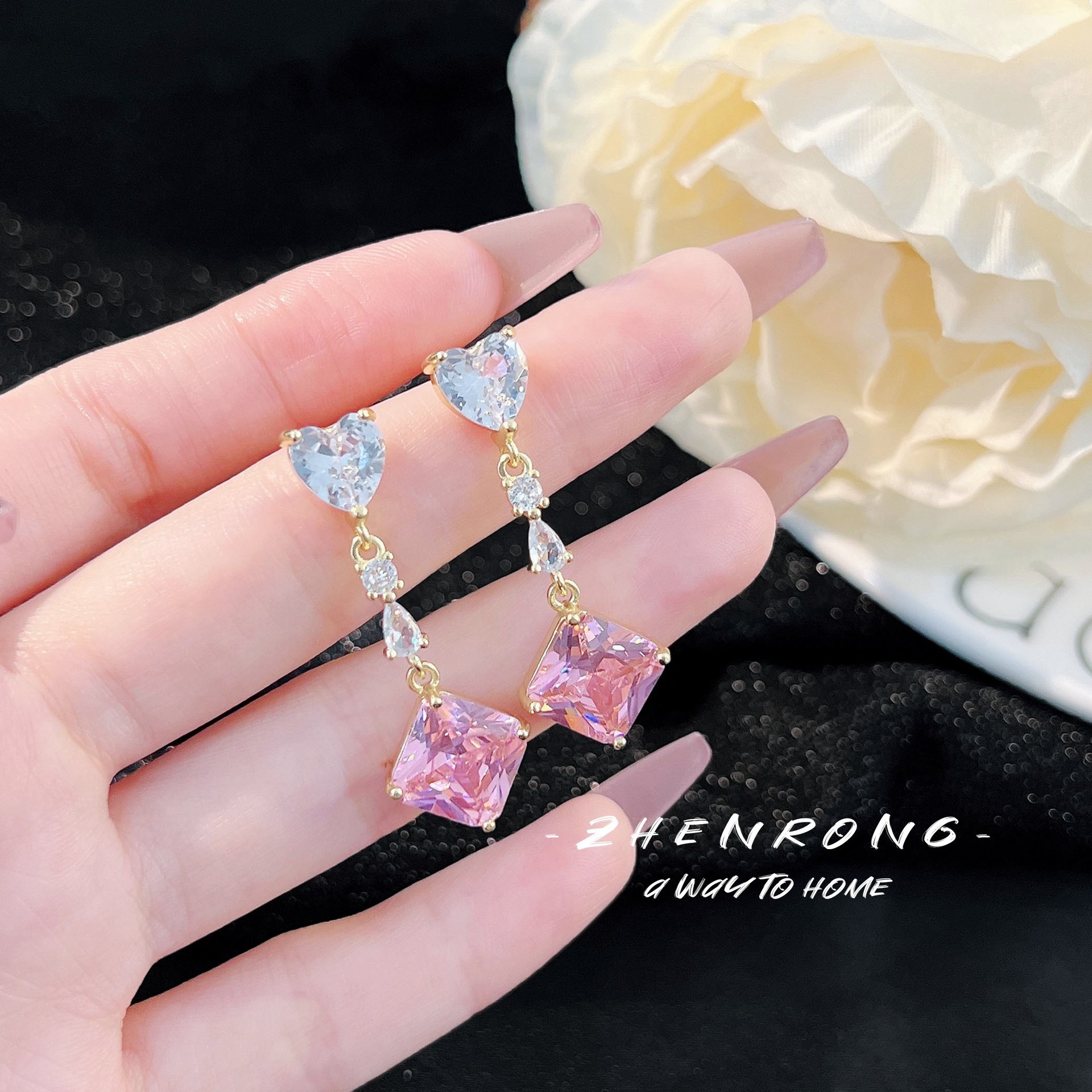 Pink diamond earrings [one pair price]