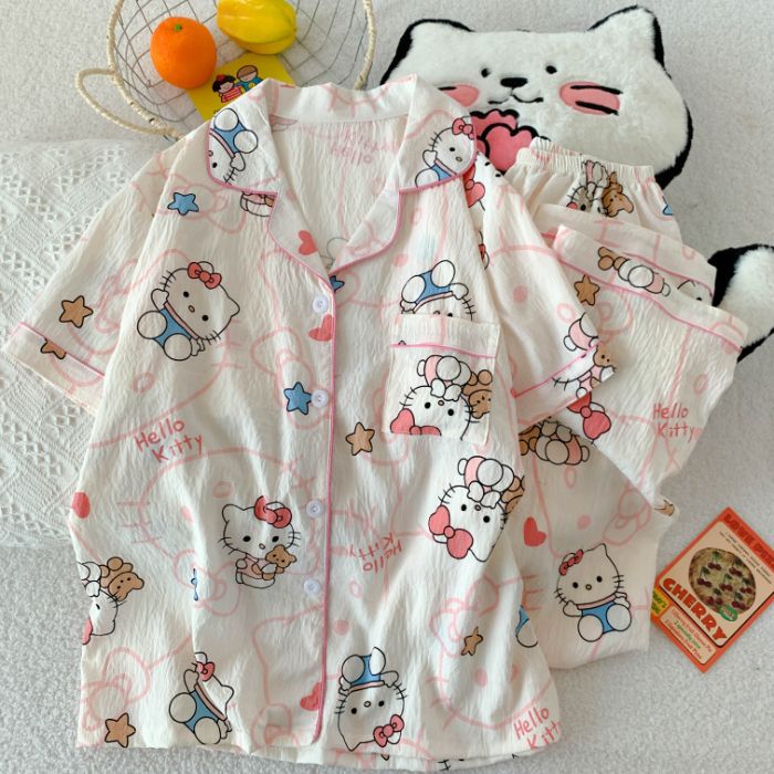 Al por mayor transfronterizo nuevo pijama de mujer tres piezas cardigan con solapa mangas cortas pantalones cortos KT gato dibujos animados cubierta de ropa doméstica