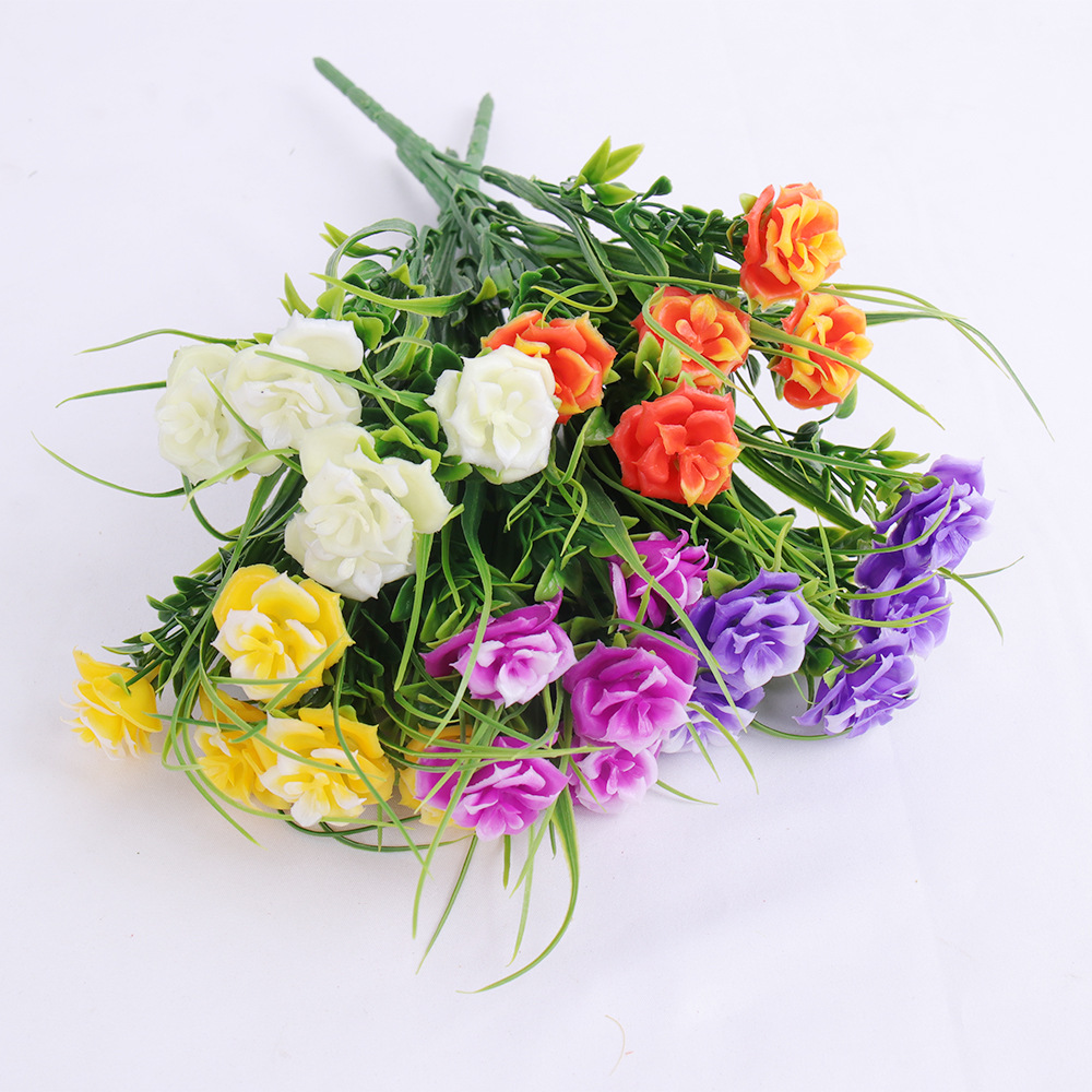 Simulación de plantas verdes flores falsas mano