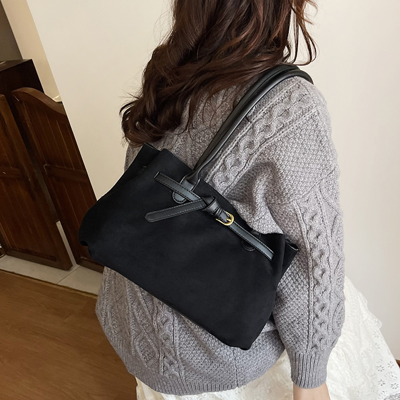 Bolsa de brazo de moda transfronteriza versátil, bolsa especial de invierno para mujeres 2025, nueva bolsa de hombro de viaje de alto valor.