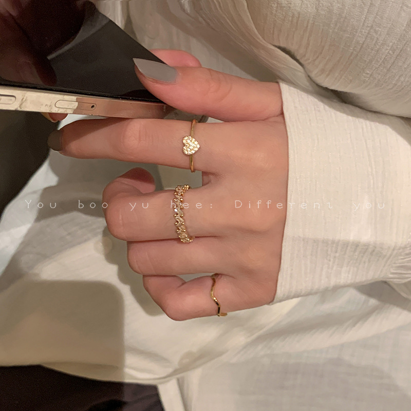 Sophisticated ring with zircon