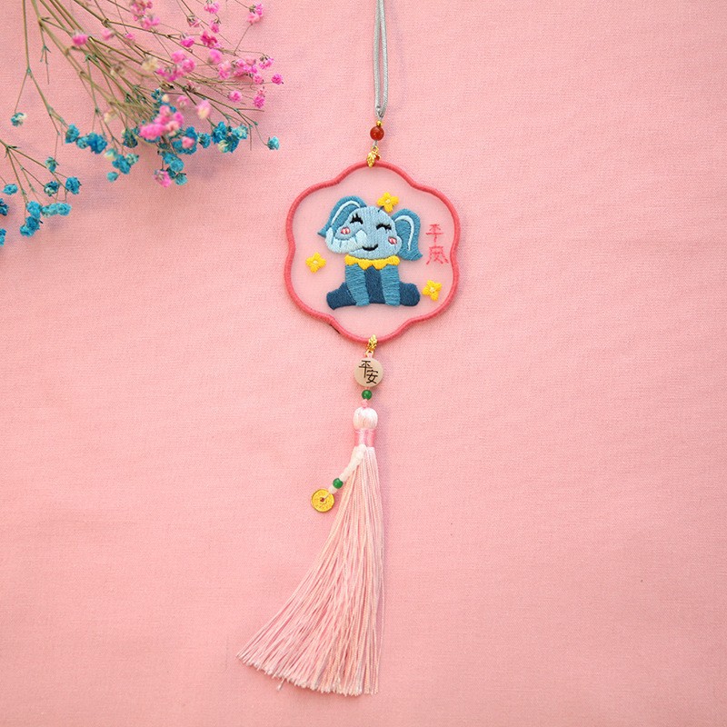 Hilo transparente hecho a mano colgante de doble cara bordado DIY paquete de material bolsita Lu Bordado estilo antiguo bolsita de punto de cruz adornos de coches