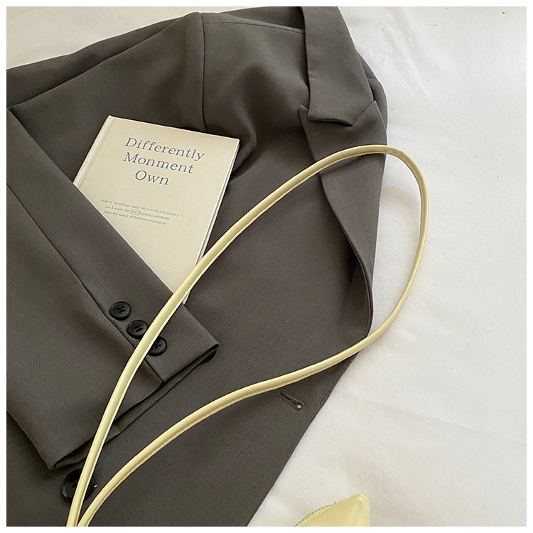 The cute horn bag with a niche neckline design is fashionable and trendy. The mini crossbody bag is in a solid color, simple and elegant with a high-end texture undefined