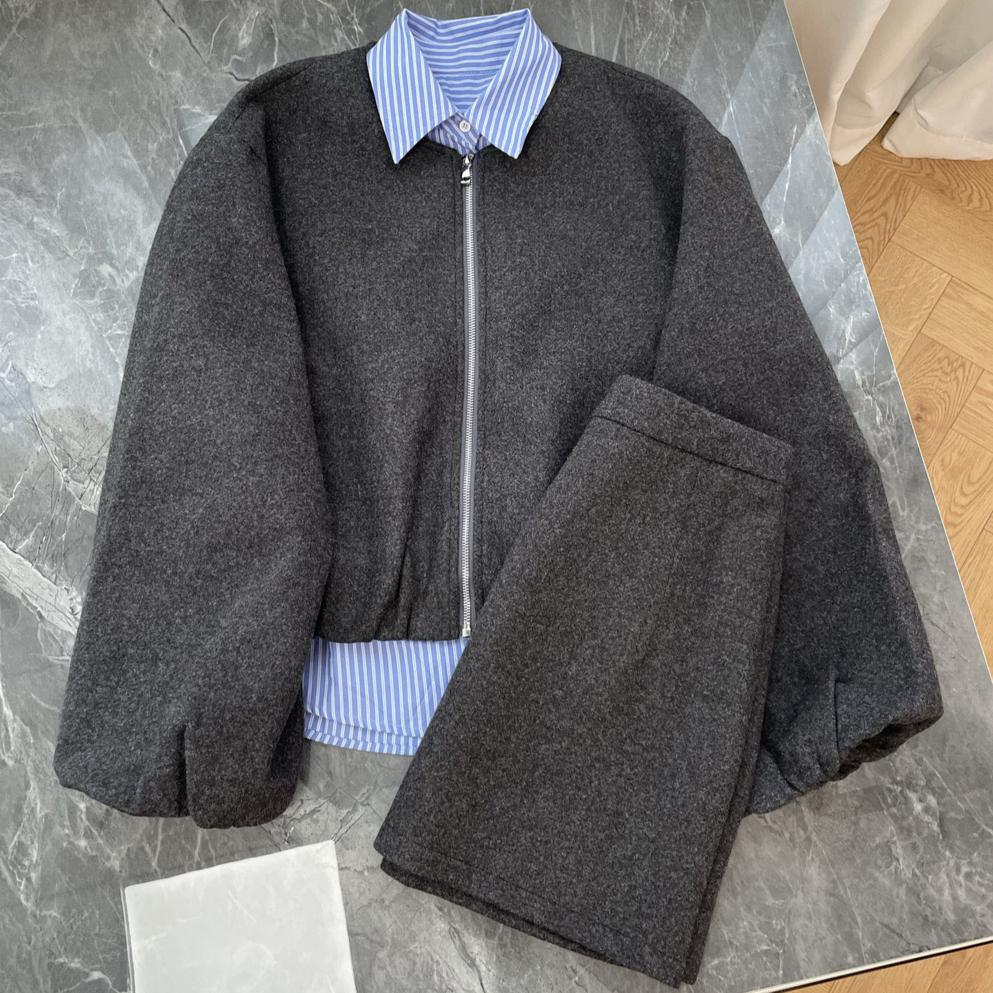 深圳南油2025秋冬新条纹翻领拉链假两件毛呢外套百搭A字半裙套装