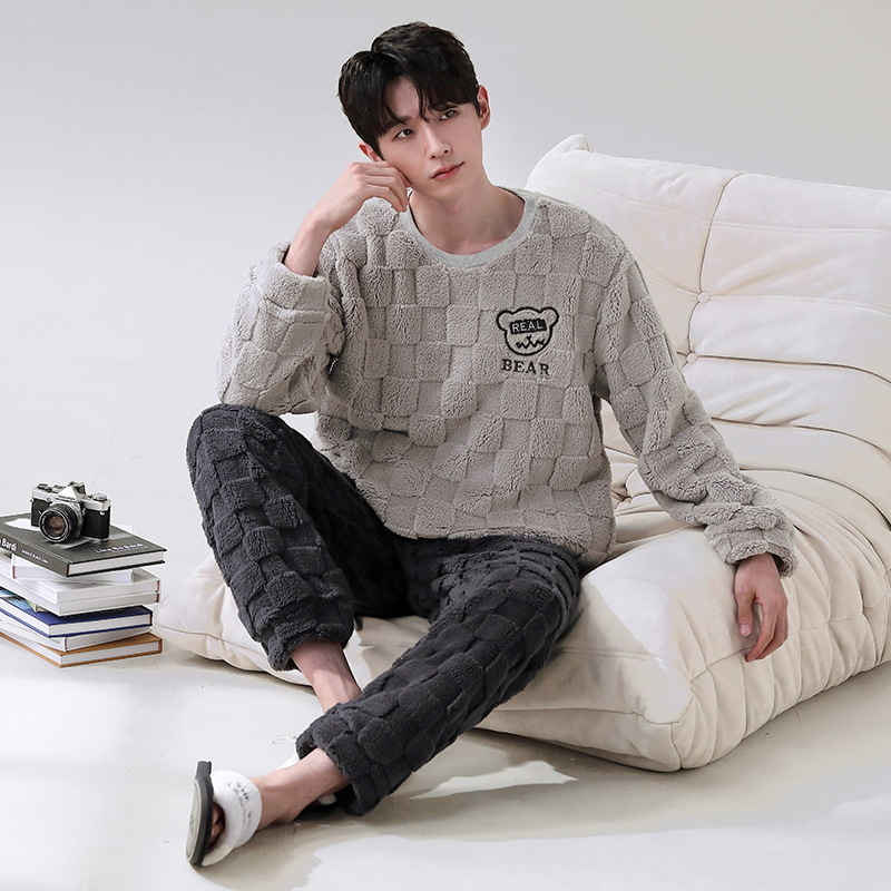 Pijamas de coral para hombres de invierno de terciopelo más grueso y caliente 2025 nuevo conjunto de ropa de hogar gris de alto nivel de dos piezas