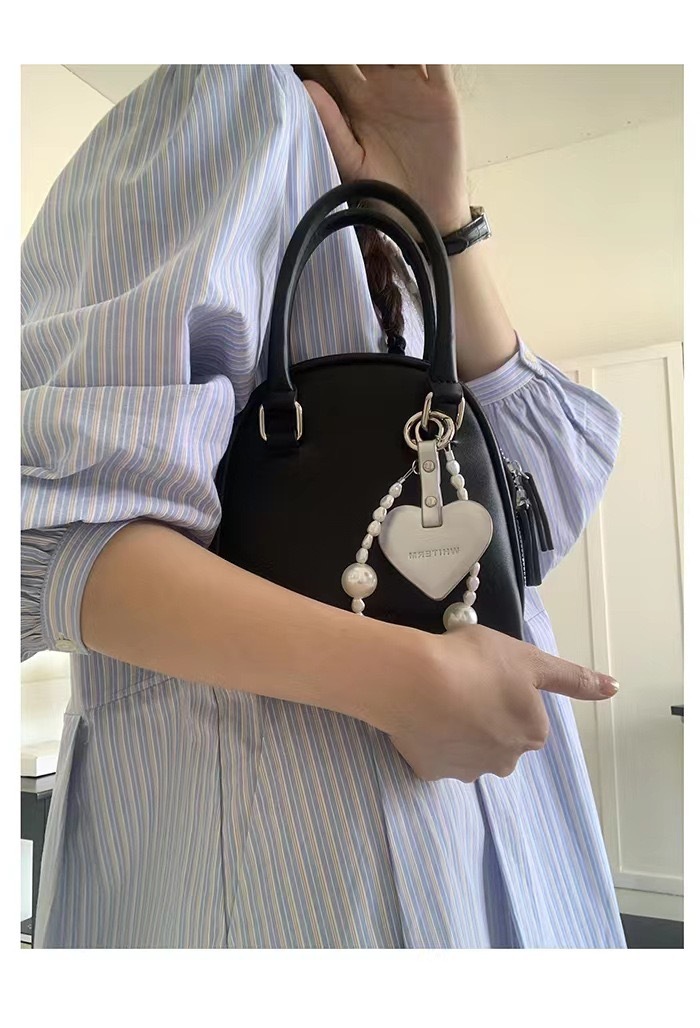 Women's Small Pu Leather Heart Shape Solid Color Streetwear Square Zipper Handbag display picture 5