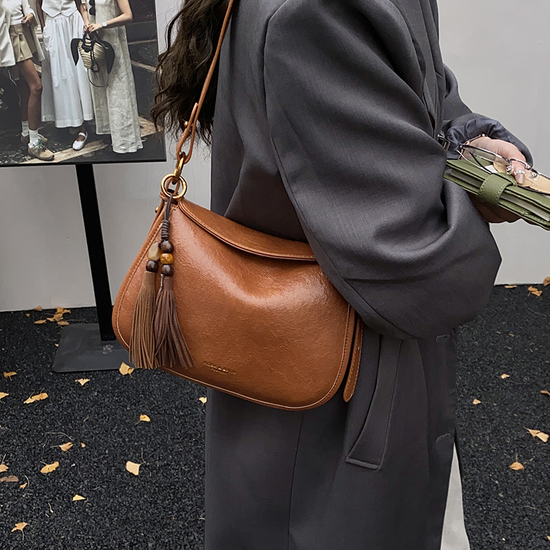 Retro 2025 invierno nuevo estilo de alta sensación de moda bolso de hombro de moda bolso pequeño de tendencia de mujer de viaje versátil bolso de mochila