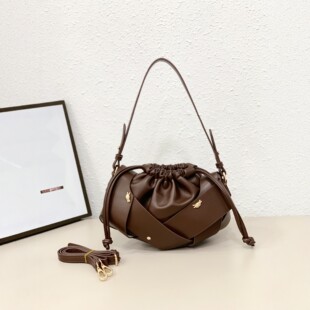 ���N����������p�ݳ��KˮͰ���֙C���r��Ů���μ����Ƥ��б���