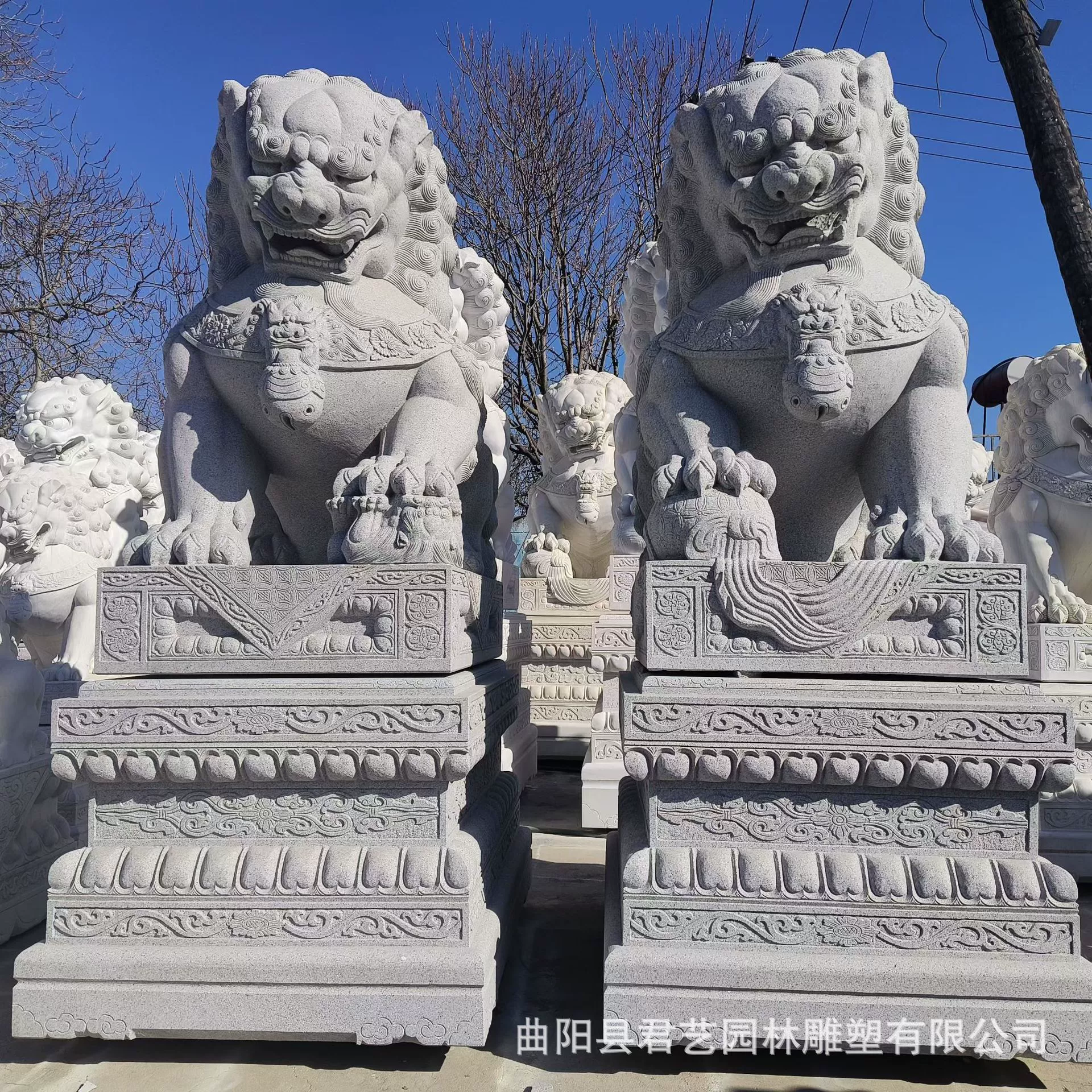 Скульптура каменного льва у входа в большой торговый центр белого мрамора