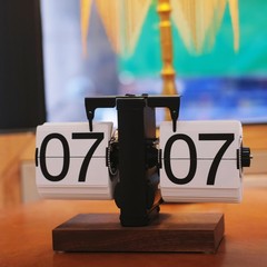 ヨーロッパ式の自動ページめくり時計のレトロでシンプルな家庭用リビングルームの置き時計の小型天秤機械のページめくり時計