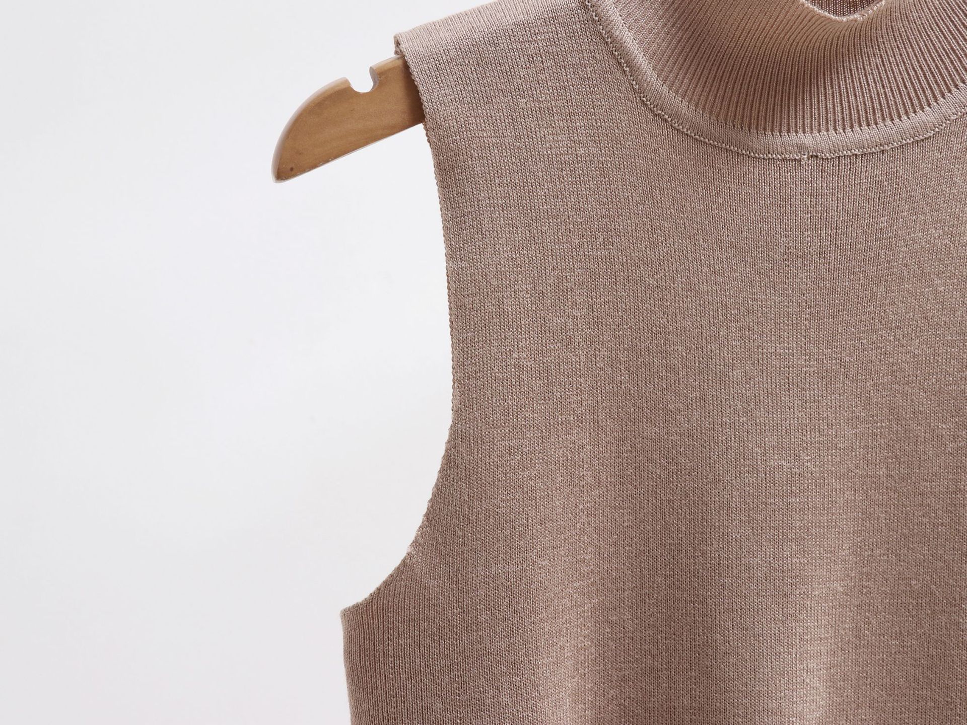 Dreiteiliger Anzug für Damen: gestreifte Pulloverweste mit passendem Kragen, Schalmantel mit Quaste und gestrickte Hose mit weitem Bein_voghion.com