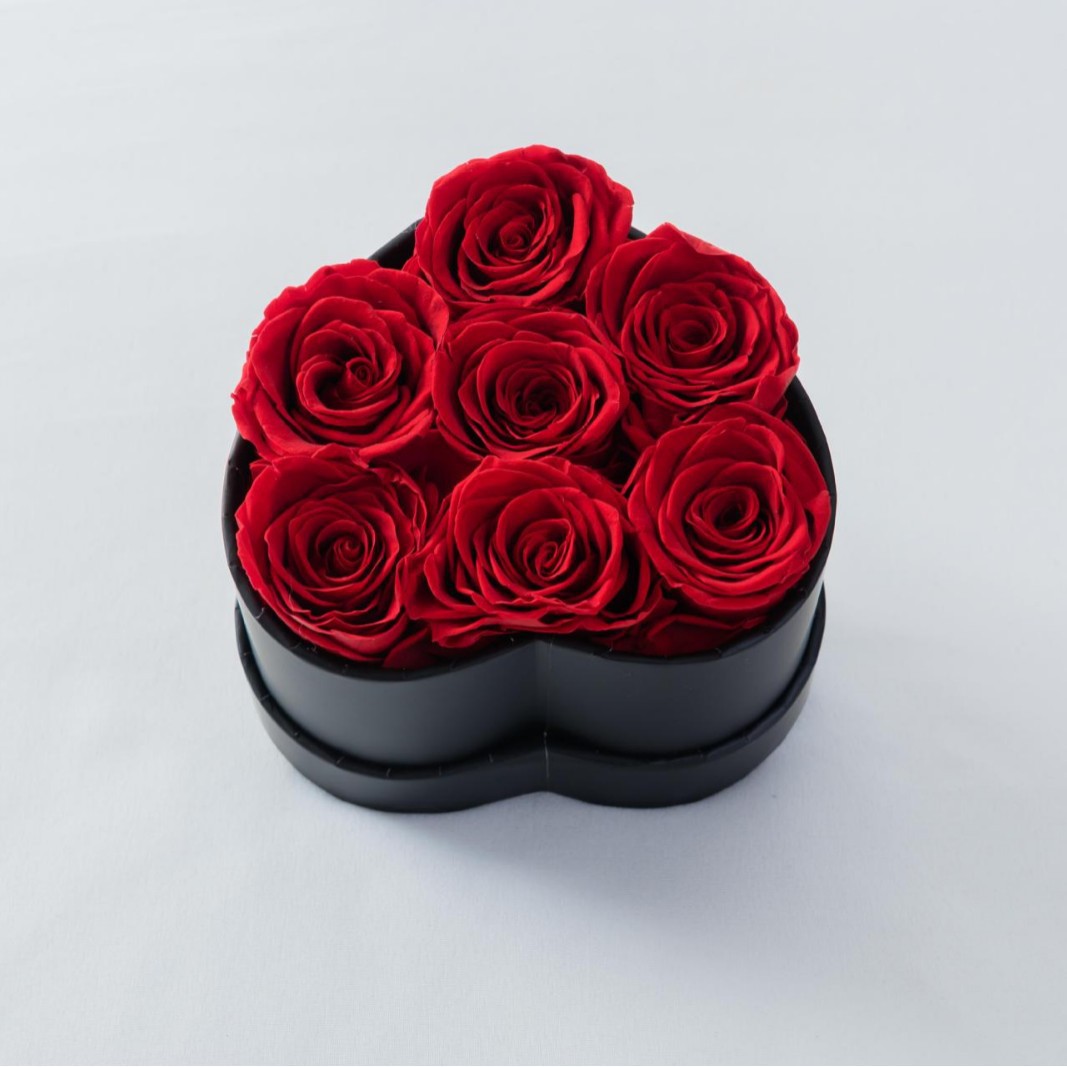 Caja pequeña en forma de corazón con 7 flores.