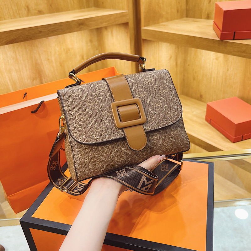 French niche design women's 2023 new fashion printed portable small square broadband one shoulder crossbody bag_voghion.com