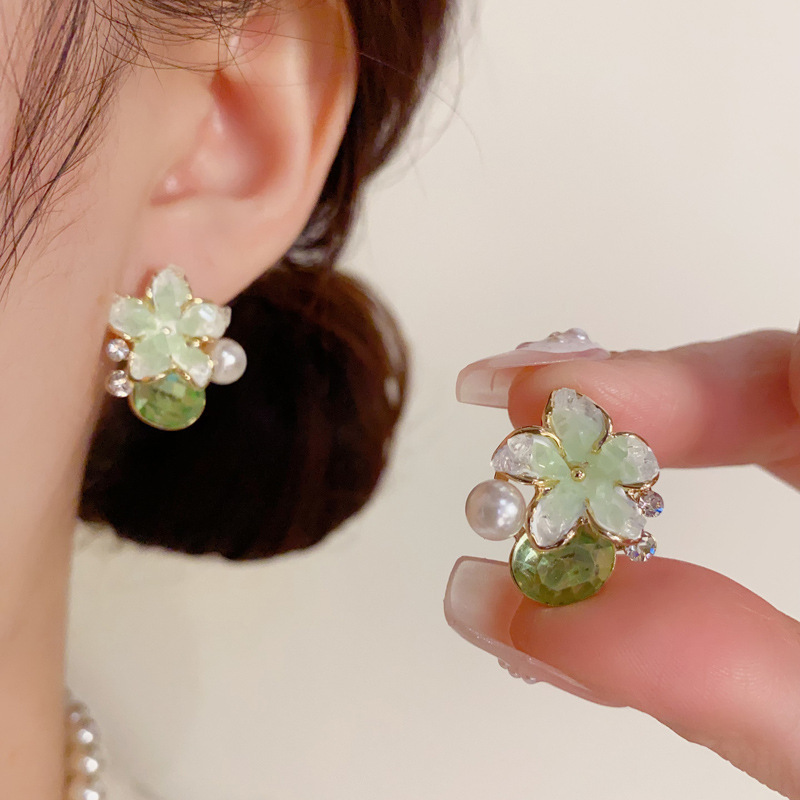 Cubic Zirconia And Pearl Stud Earrings For Everyday Elegance_voghion.com