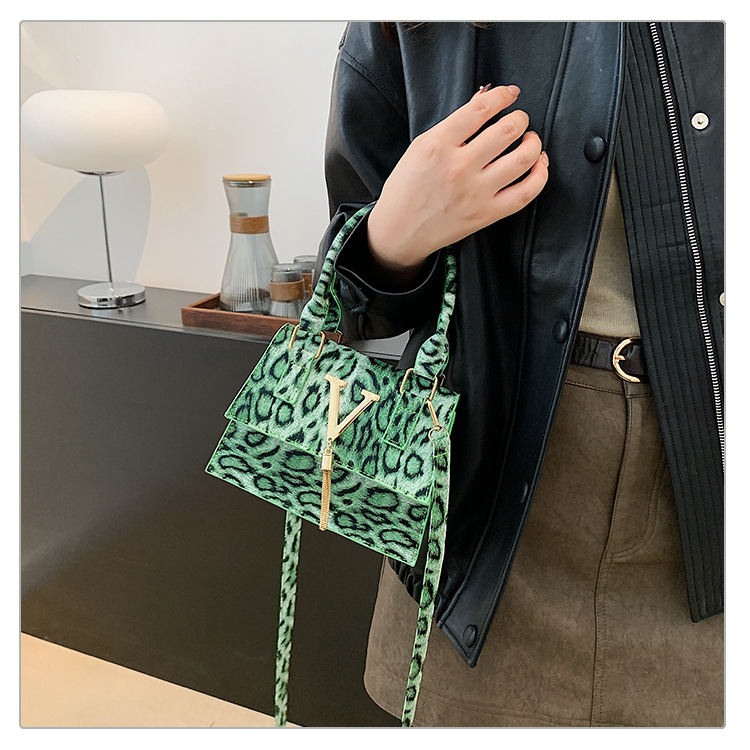 The new leopard print handbag is trendy and stylish. The crossbody bag has a simple texture and a spicy girl style. It is a unique single-shoulder small square bag undefined
