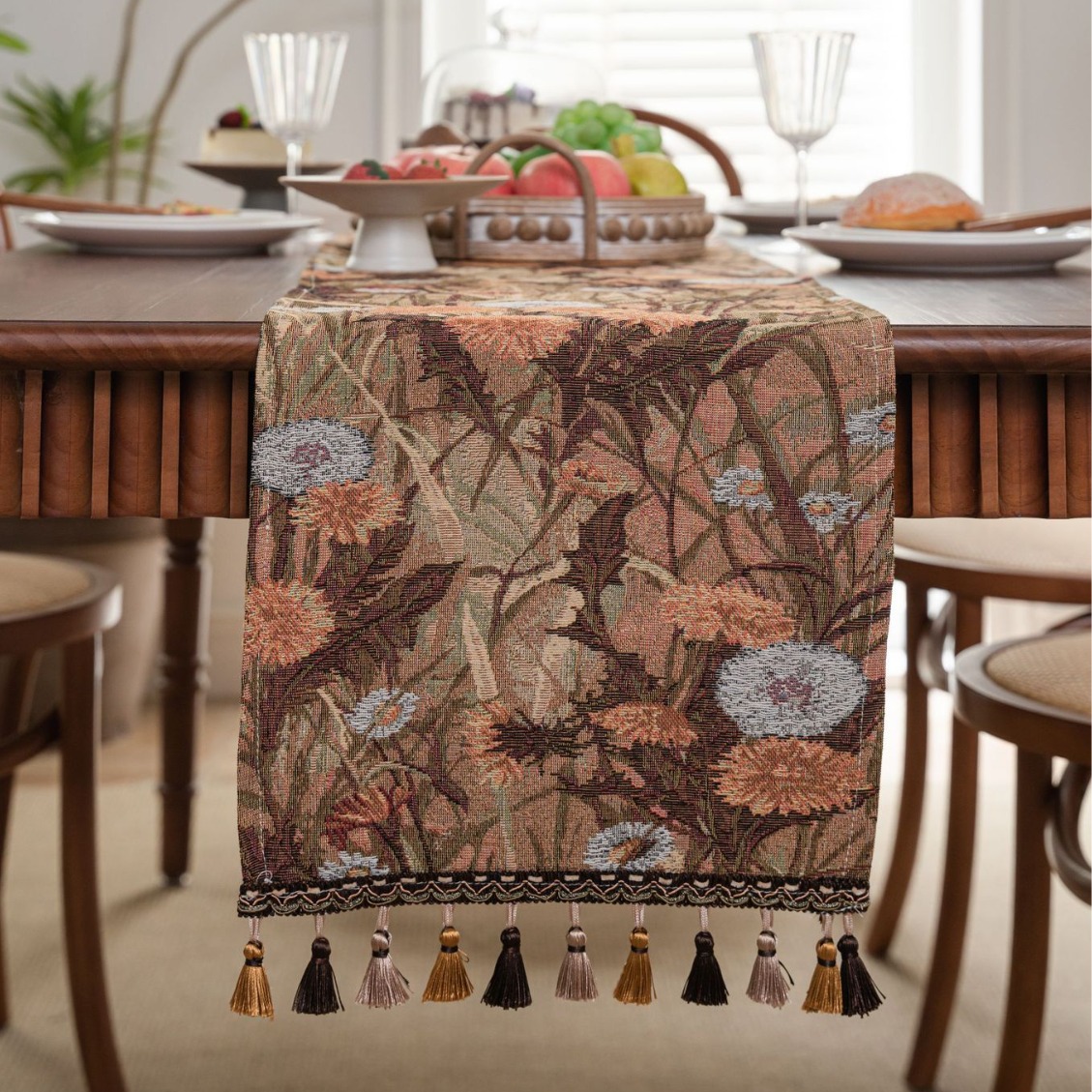 مفرش طاولة طويل بتصميم أمريكي مع شرابة بلون البيج وأنماط جاكاردي لتزيين حفلات الزفاف