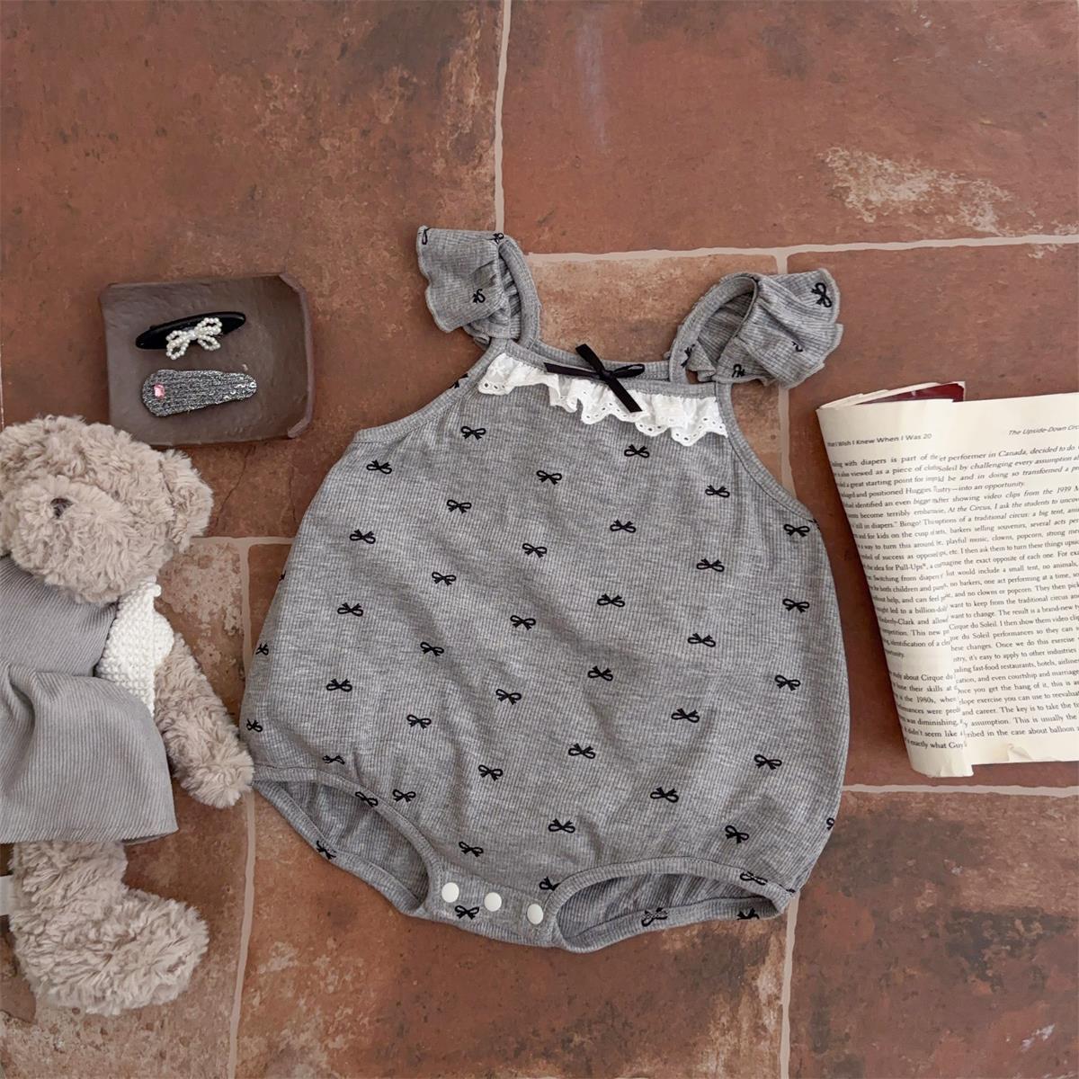 Traje pequeño de estilo occidental para bebés y niños pequeños 2025 verano estilo coreano ropa de protección solar de encaje traje de dos piezas