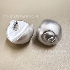 女性用の香家ダブルC特殊形状半球樹脂イヤリング、ファッショナブルな小さな香りの大小のパールイヤリングの卸売の実物写真