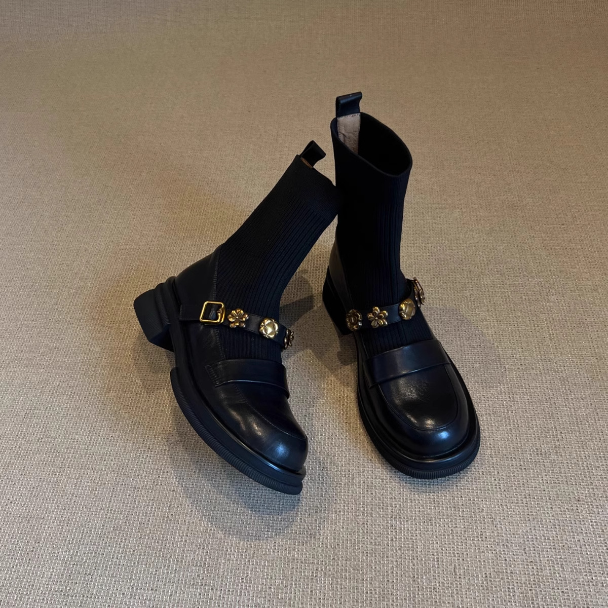 Stivaletti in maglia elasticizzata con tacco grosso – Stivaletti retrò da infilare con cinturino con fibbia e plateau spesso per donna_voghion.com