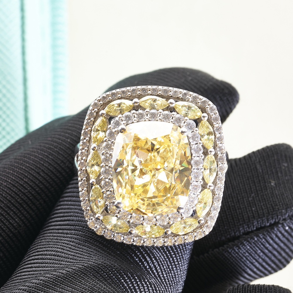 Almohada corte amarillo anillo de diamante de alto carbono anillo femenino Super flash amarillo diamante anillo femenino Pequeño Libro Rojo Transmisión en vivo Venta caliente