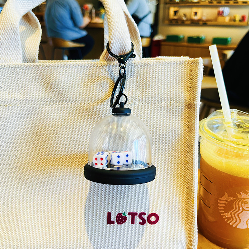創意的なサイコロの杯の発光の金のキーホルダーのバーのじゃんけんの小さいおもちゃのカップルのカバンのペンダントの小さい贈り物の卸売り|undefined