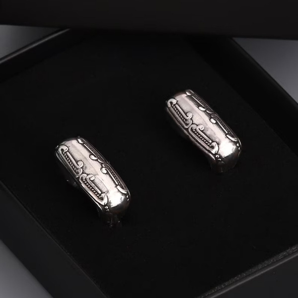 fashionable retro carved earrings