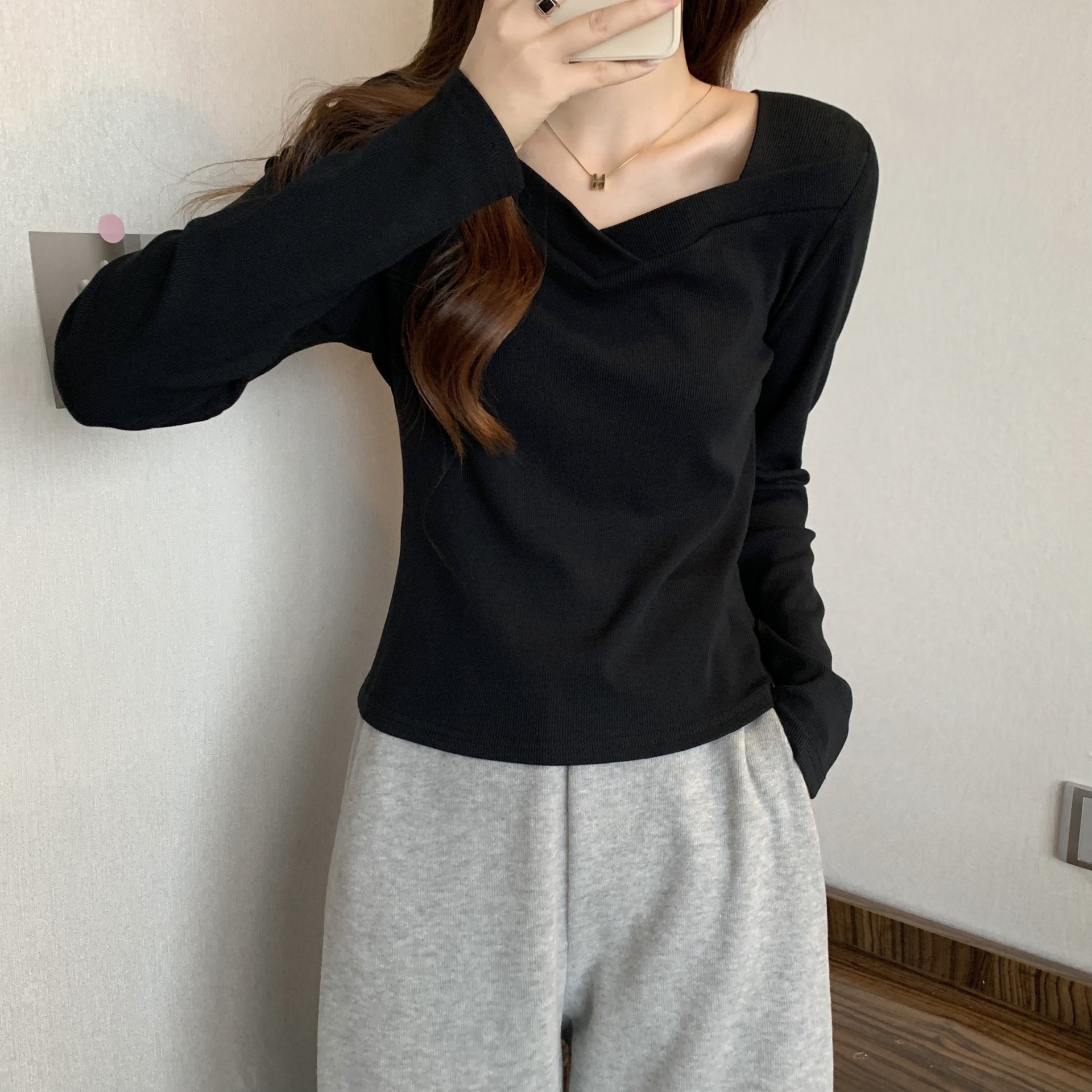 复制_2023新款早春季温柔风穿搭V领打底衫内.jpg