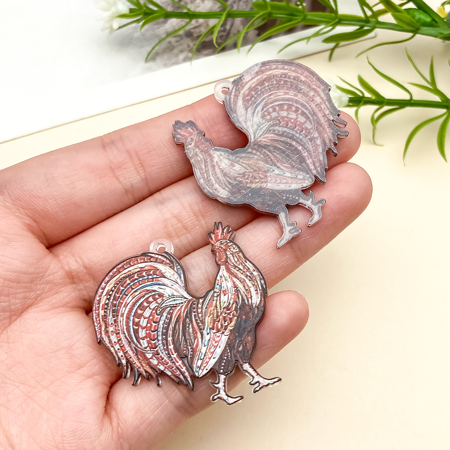 23945-QX-棕色亚克力双面动物印花长彩尾鸡36x34x