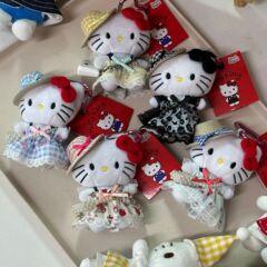 Ins夏の甘い花のスカートkittyバッグストラップ車の車にぬいぐるみストラップを掛けて姉妹にプレゼントする