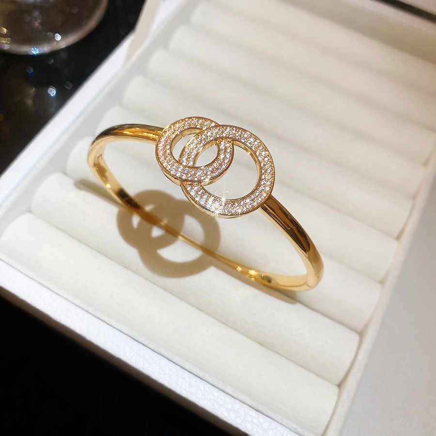 Pulsera Abierta con Letras Incrustadas de Diamantes y Baño de Oro Real, Pulsera Versátil de Nicho, Nuevo Modelo 2026, Joyería de Lujo Ligero de Alta Gama para Mujer