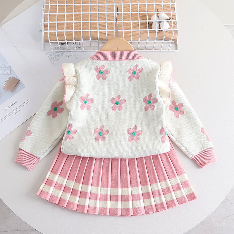 Flickset med stickad kofta och plisserad kjol_voghion.com