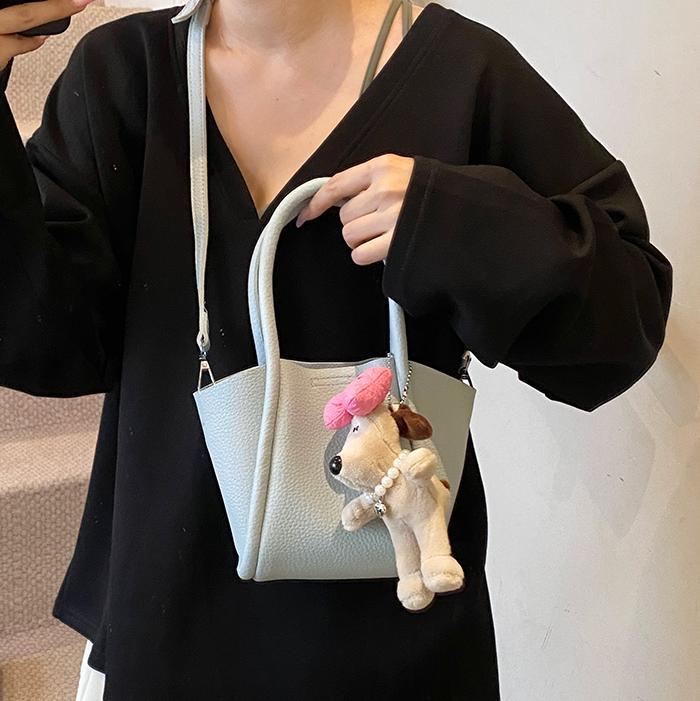 Bolso de cubo de mano de estilo explosivo transfronterizo para mujer 2025 nuevo bolso de hombro de alta gama de nicho bolso de cesta de verduras de moda coreana