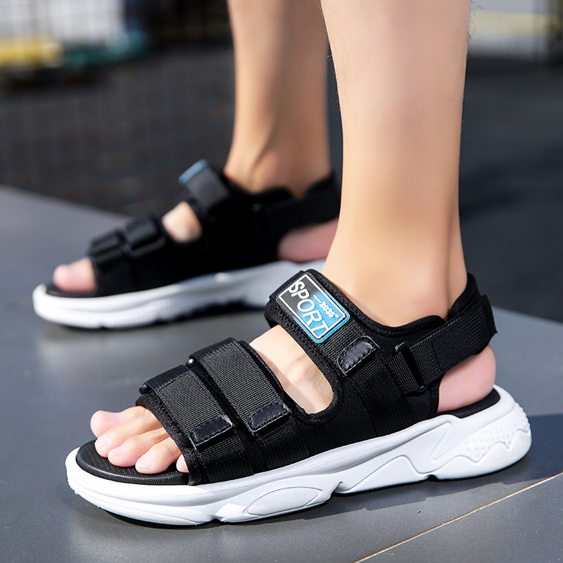 Hombres 2024 nuevos zapatos de playa de soleas gruesas de verano para jóvenes sandalias deportivas al aire libre para conducir