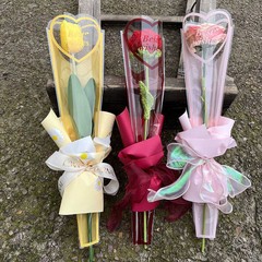 母の日の花の包装袋はバラの透明な花束セットです。
