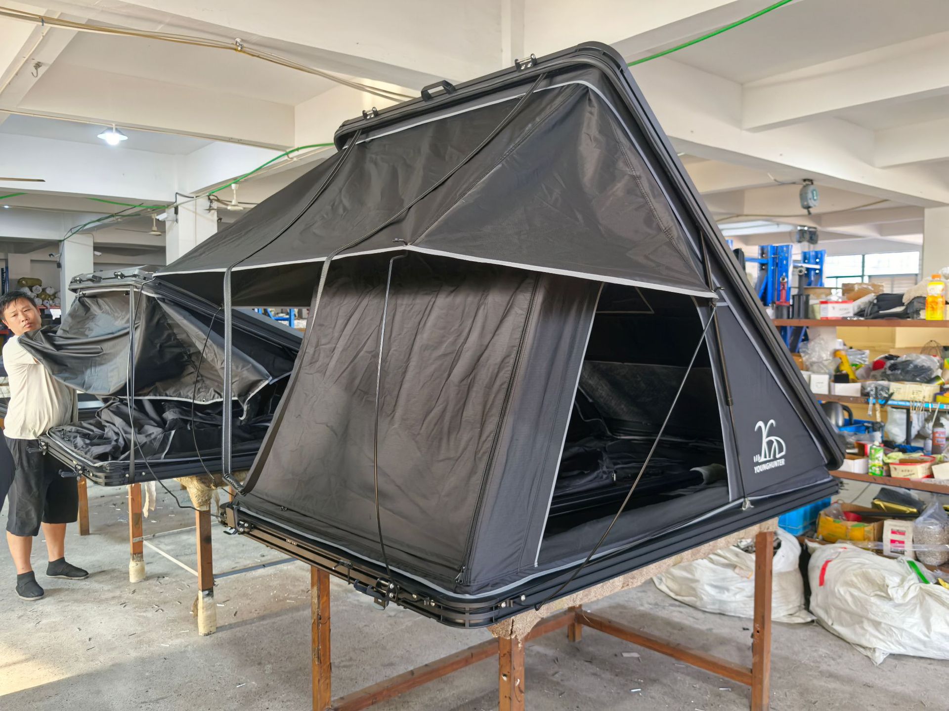 Carpa delgada de techo de cinco lados sin construcción de carpa de techo duro al aire libre para automóviles todoterreno de alta velocidad