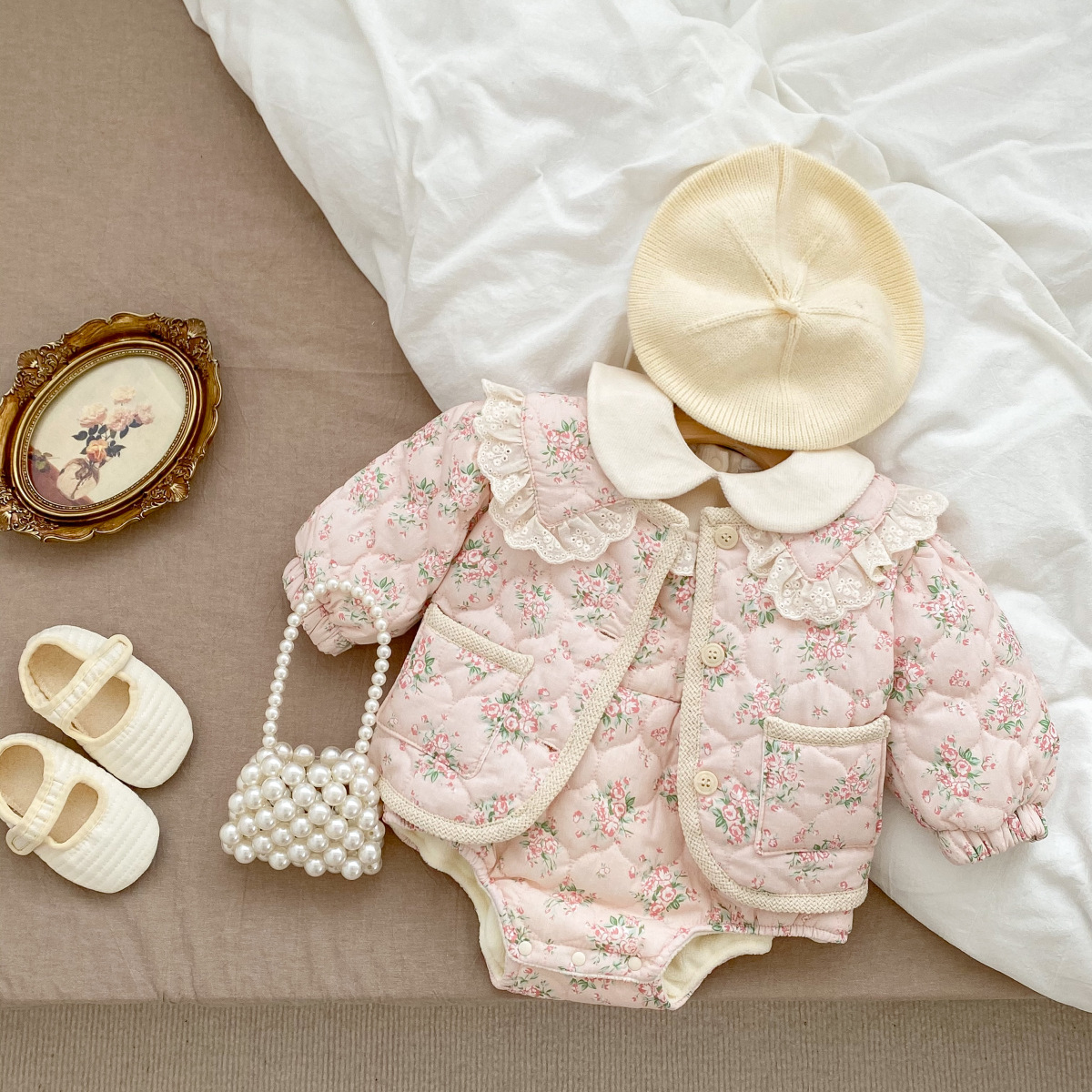 22 otoño e invierno nueva ropa para niños coreanos 0 ~ 2 años de edad niña floral muñeca collar acolchado ropa de algodón acolchado otoño e invierno traje de recién nacido