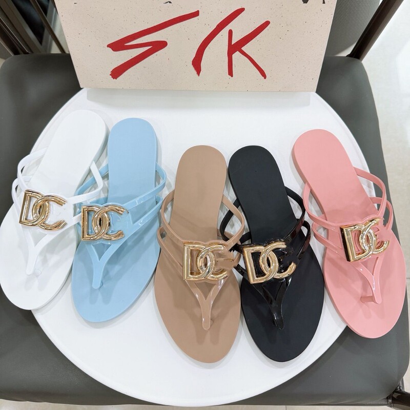 2026 Summer New Style Gd Flip-Flops with Metal Decoration, Fashionable and Comfortable Outdoor Beach Sandals for Women