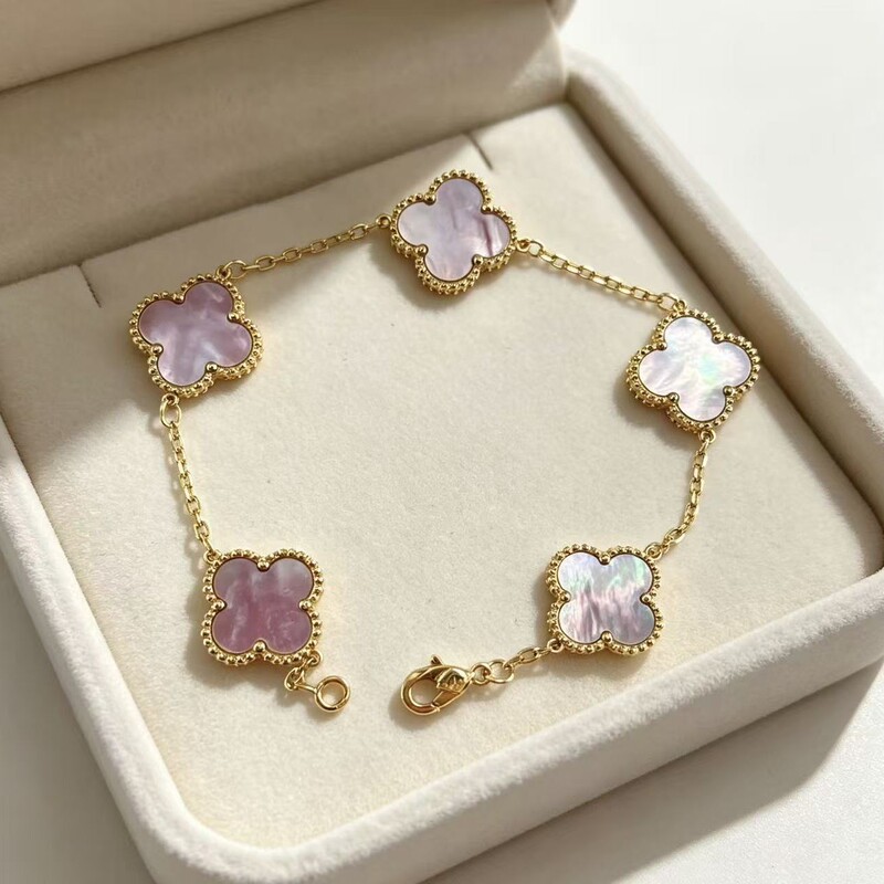 Trendy high-quality four-leaf clover bracelet for women, titanium steel, 18K gold, non-fading, light luxury, sophisticated, fashionable and versatile, 15mm Trendy high-quality four-leaf clover bracelet for women, titanium steel, 18K gold, non-fading, light luxury, sophisticated, fashionable and versatile, 15mm