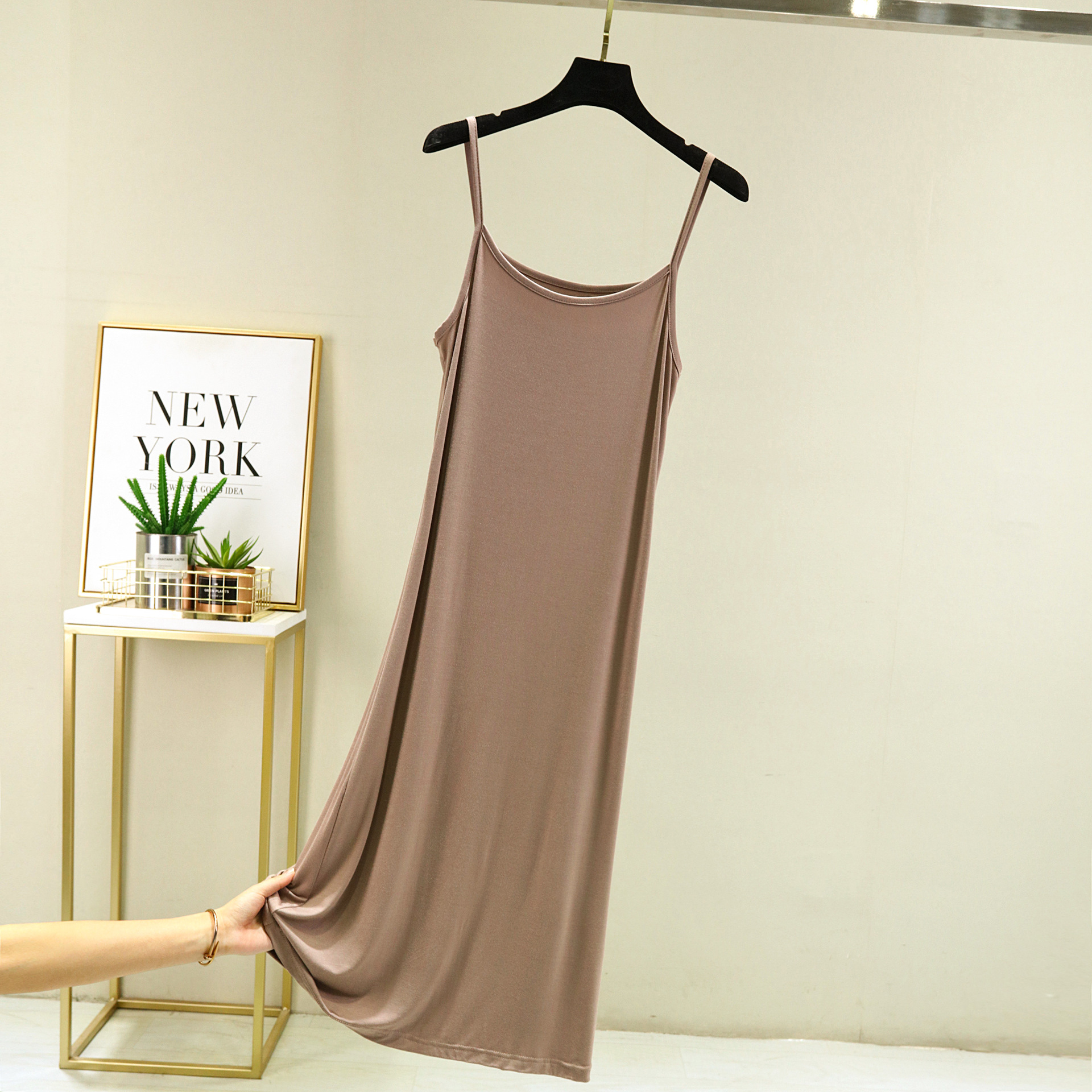 モーダルストラップのベストスカートの女性の夏の中には、袖なしのロングスカートの裏地が痩せている中長のワンピースがあります。