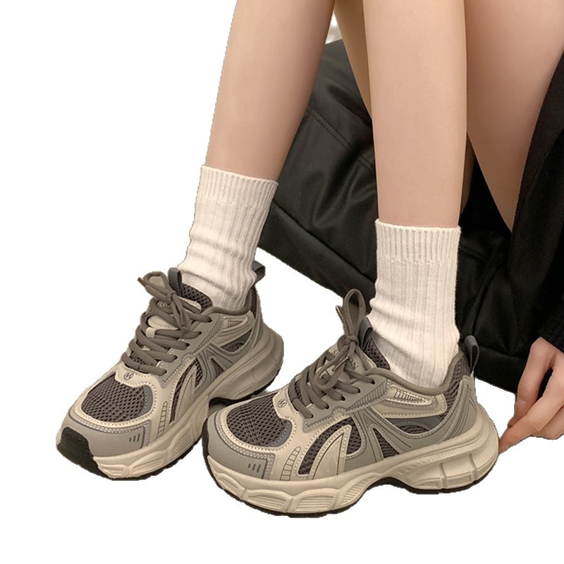Zapatos de suela gruesa para mujeres ligeras de primavera y otoño de 2025 nuevos zapatos de mujer de altura para mostrar pies pequeños zapatos deportivos casuales para mujeres