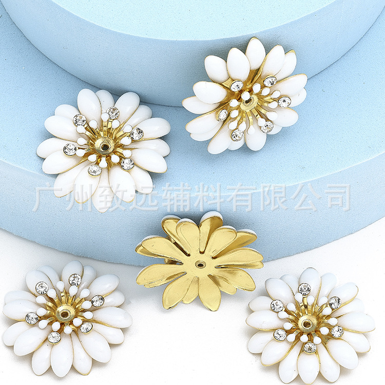Fábrica de fabricación blanca pequeña cinturón de costura de mano perforación de aleación de goteo de pegamento flores prendas de vestir ornamentación de cabello accesorios de ropa DIY accesorios