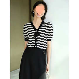 2025夏季新款V领时髦气质撞色百搭针织衫女韩系减龄条纹洋气开衫