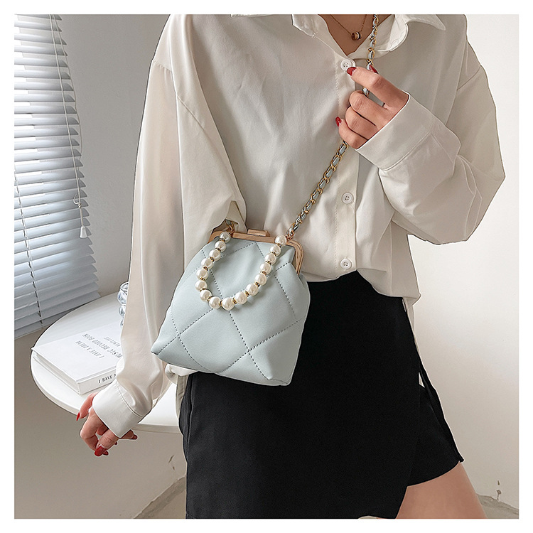 Female Bag 2021 New Trendy Fashion Chain Messenger Bag Pearl Handle Clip Bag display picture 2